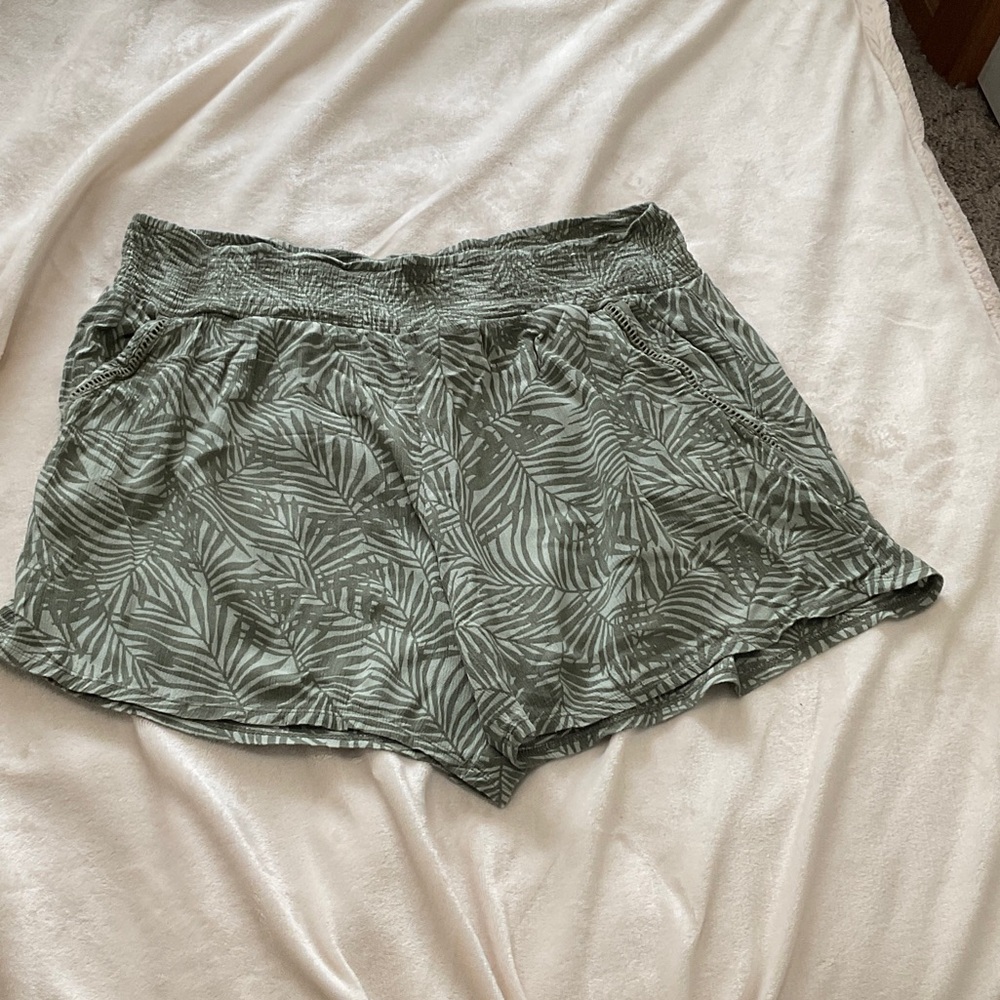 NWOT Three Dots Women’s Green Leaf Print Shorts, Elastic waist, XL
